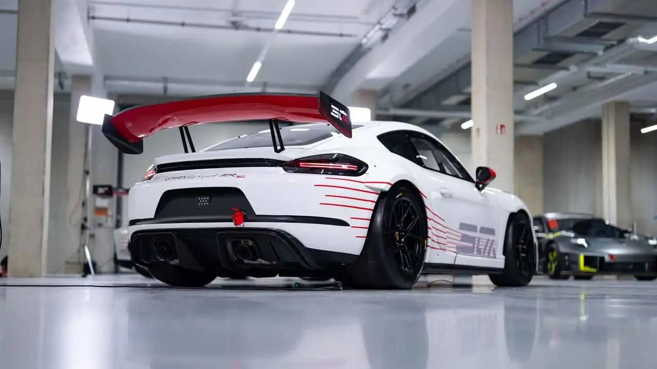 Porsche представила сразу два гоночных монстра — Manthey подготовила экстремальные версии 911 GT3 Cup и 718 Cayman GT4 RS Clubsport.