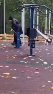 Спортивные площадки в московских дворах притягивают всех — от мала до велика....