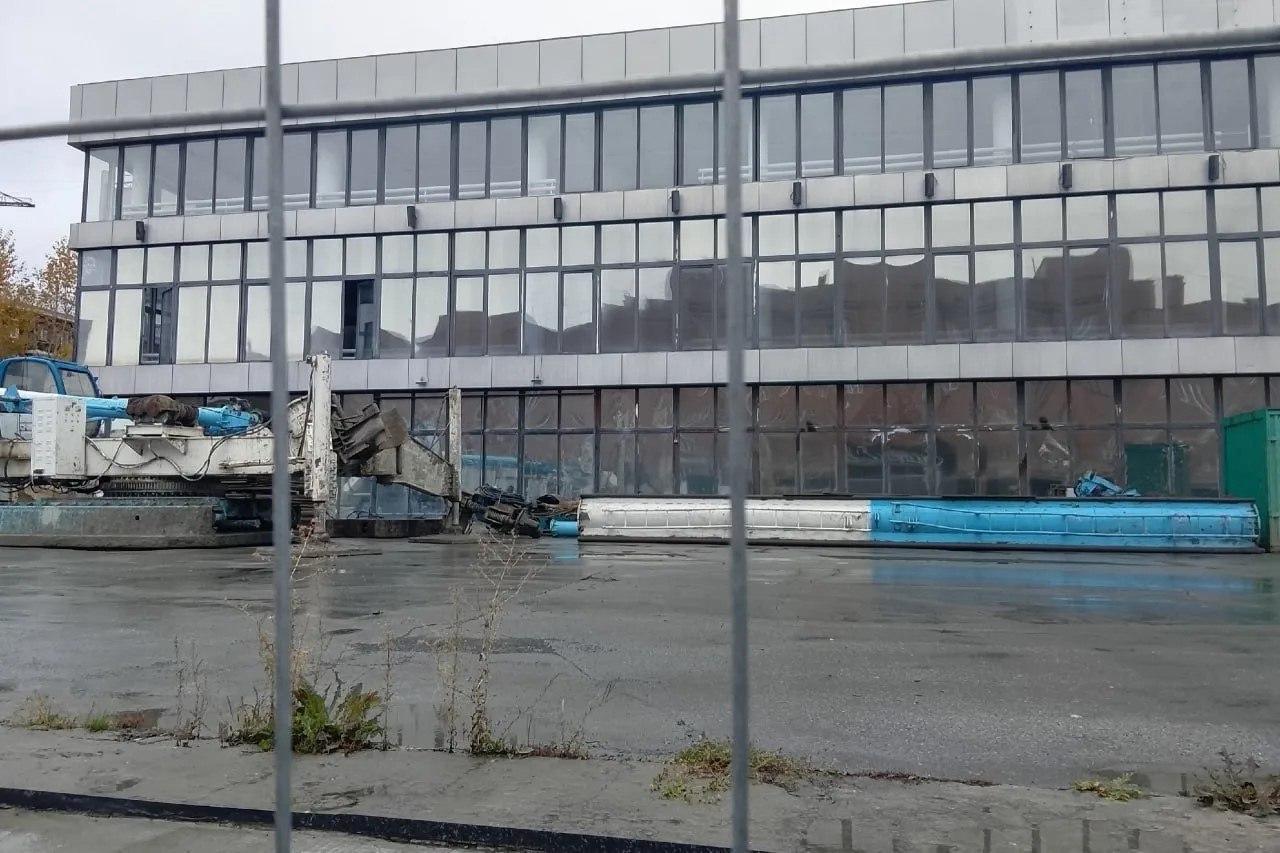 В центре Новосибирска сносят легендарный ЦУМ Накануне начался демонтаж...