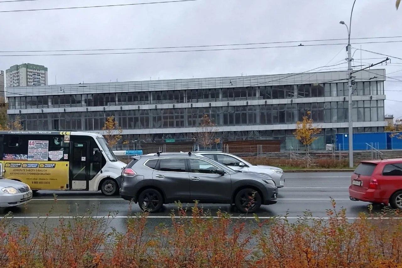 В центре Новосибирска сносят легендарный ЦУМ Накануне начался демонтаж...
