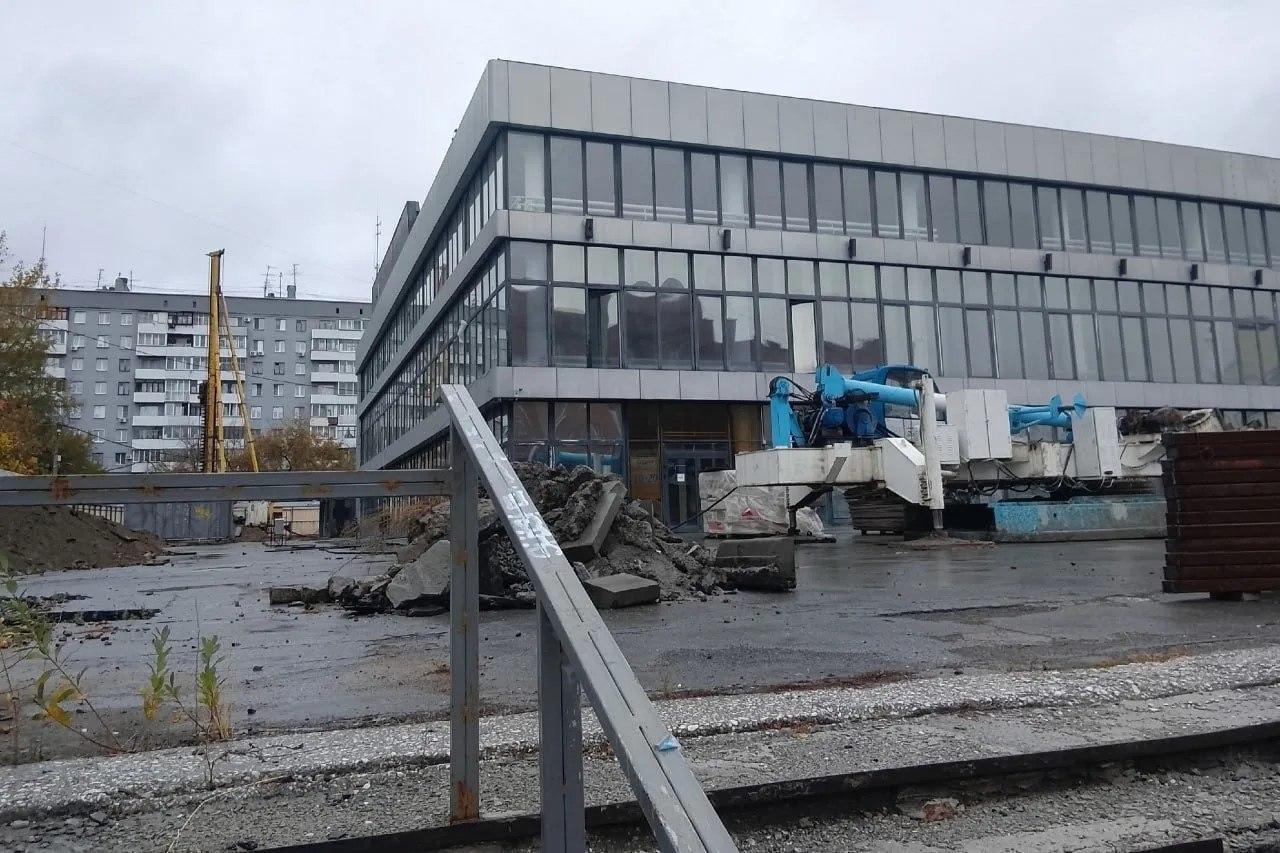 В центре Новосибирска сносят легендарный ЦУМ Накануне начался демонтаж...
