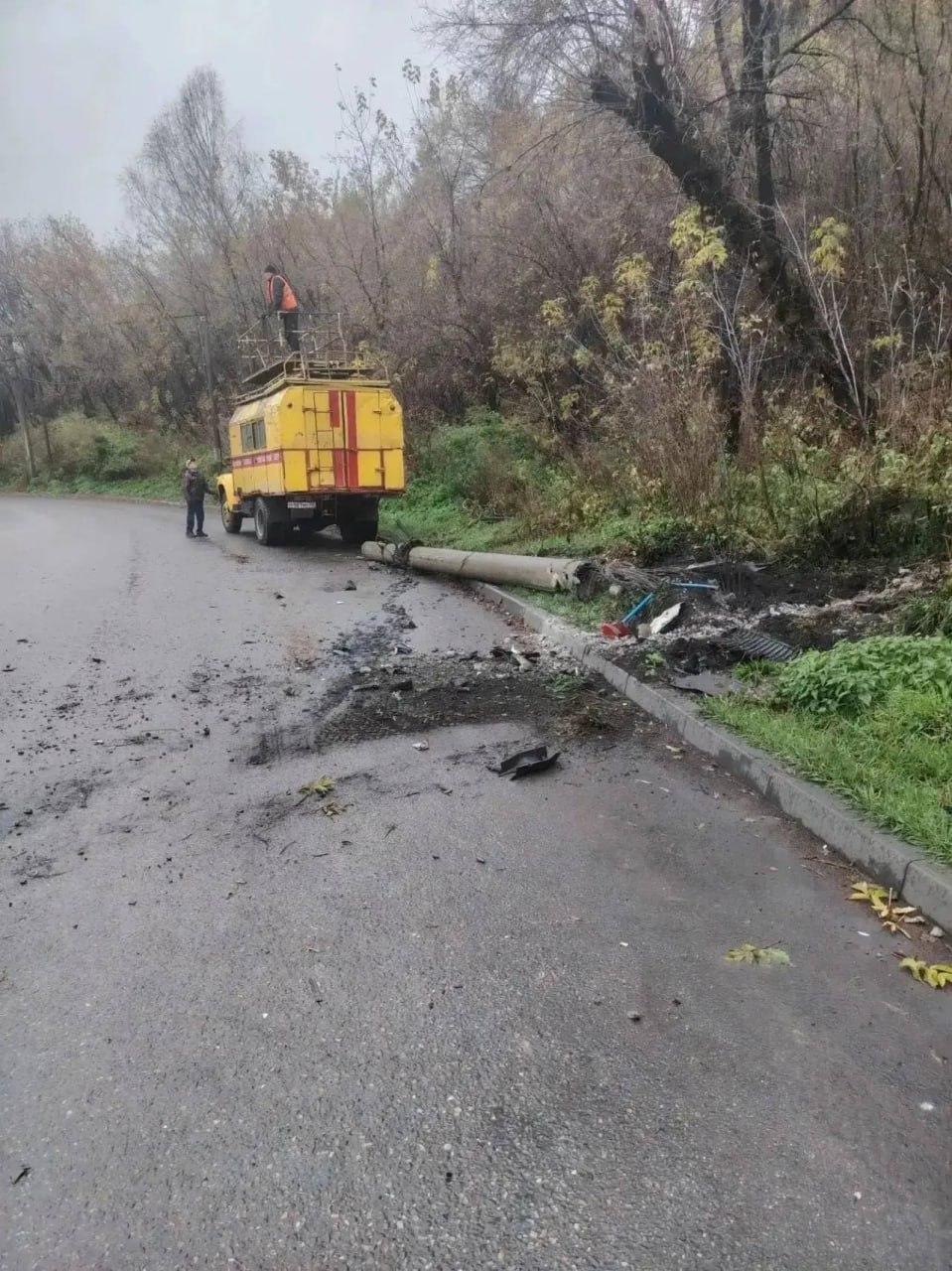 Автомобиль врезался в опору контактной сети в Осинниках