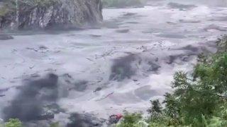 Внезапный паводок смыл дома и мосты в Непале: четыре человека пропали без вести