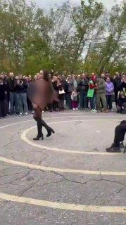 В Самаре выступление стриптизёрши на глазах у детей возмутило местных жителей.