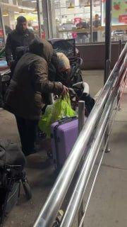В московском Чертанове задержали женщину, которая чуть не задушила своих детей в коляске.