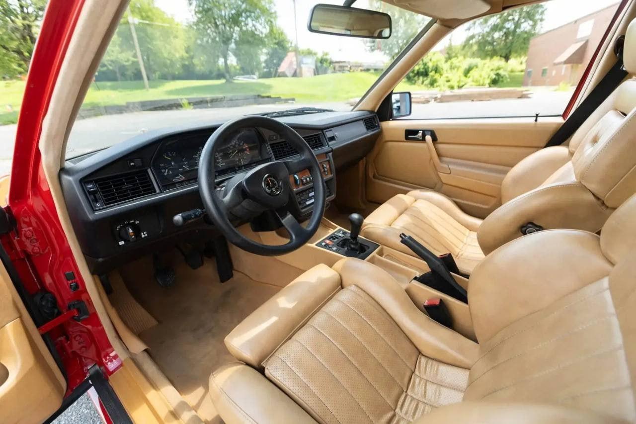 США продают уникальный Mercedes-Benz 190E с турбомотором от Callaway — такой автомобиль существует всего в одном экземпляре.