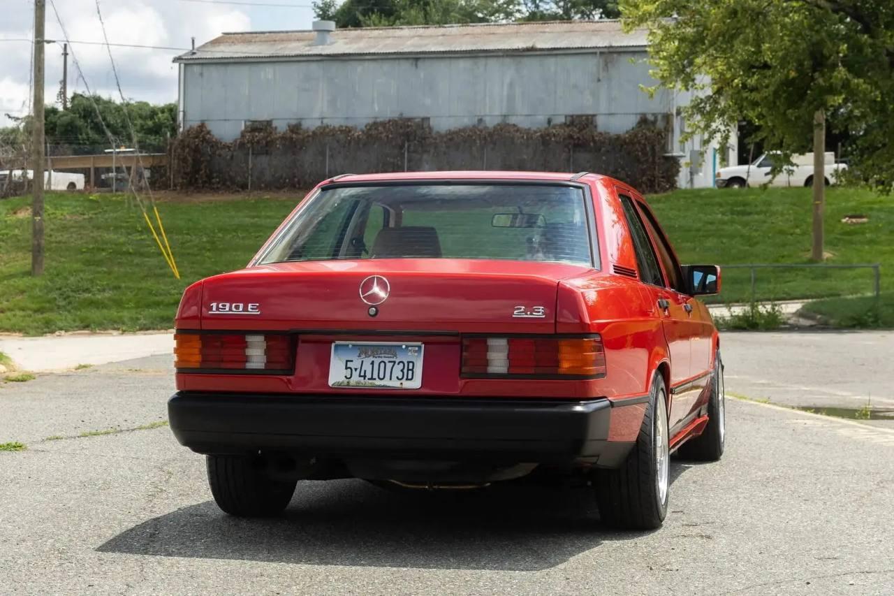 США продают уникальный Mercedes-Benz 190E с турбомотором от Callaway — такой автомобиль существует всего в одном экземпляре.