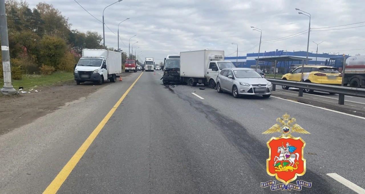 В Богородском пассажирская маршрутка попала в массовое ДТП, пострадало 4 человека.