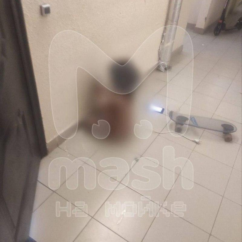 Мать в Кудрово выставила голую пятилетнюю дочь на лестничную клетку — где её...