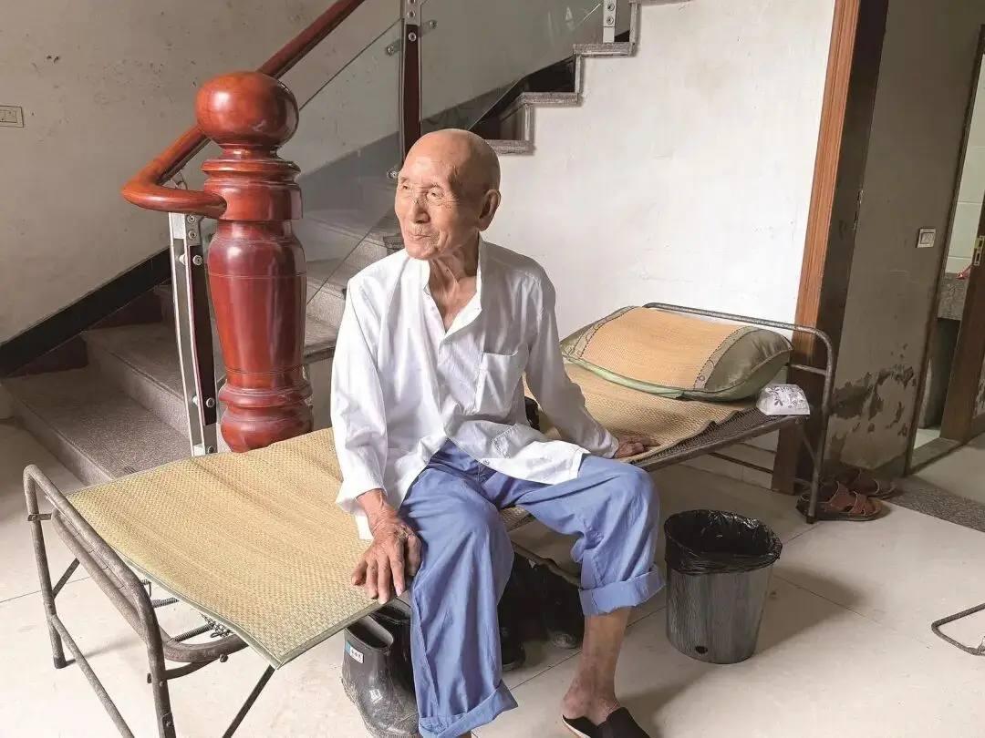 Кола — секрет долголетия 101-летнего деда из Китая: он признался, что обожает газировку и всегда держит дома пару ящиков.