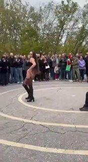 В Самаре девушка показала сиськи и станцевала стриптиз посреди улицы — мероприятие организовал местный мотоклуб.