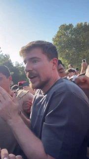 Мистера Биста чуть не разорвали в Узбекистане.