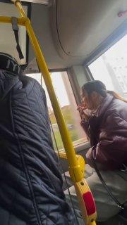 Женщина засунула руку в промежность и облизала палец — такой треш засняла девушка в в атобусе Казани.