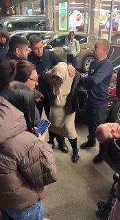В Москве неадекватная женщина пыталась задушить своих детей в коляске. Мать...
