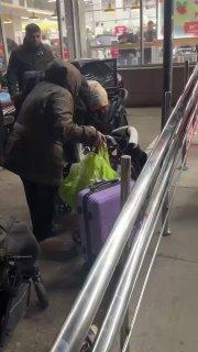 В Москве неадекватная женщина пыталась задушить своих детей в коляске. Мать...