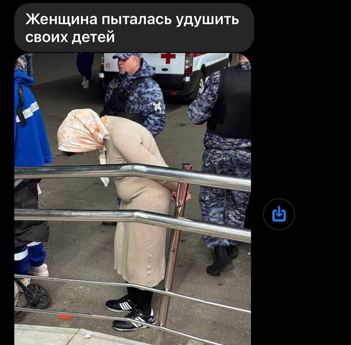 В Москве неадекватная женщина пыталась задушить своих детей в коляске. Мать...