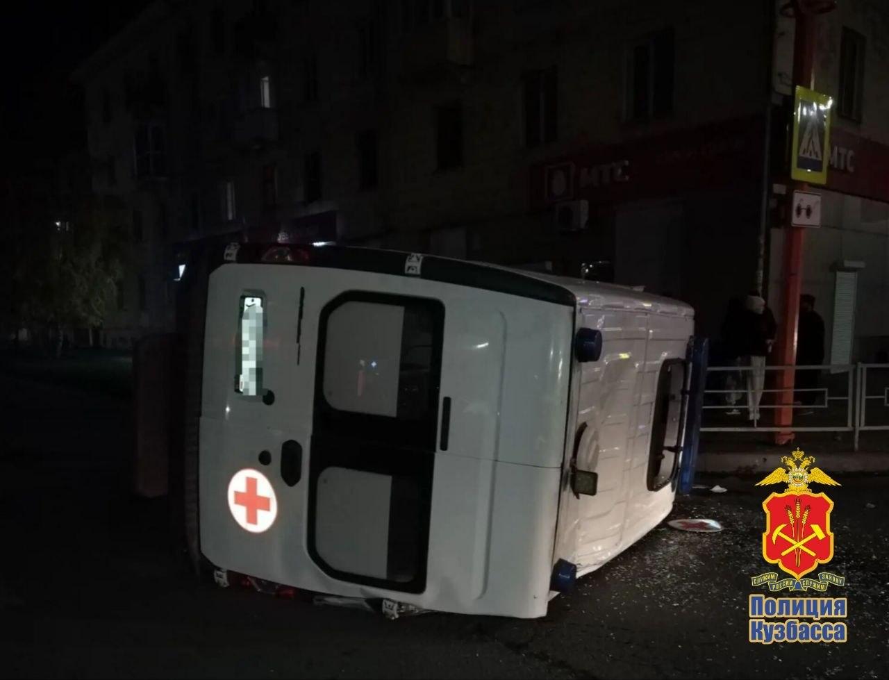 В Белове полицейские устанавливают обстоятельства ДТП с участием автомобиля скорой медицинской помощи
