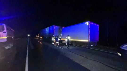 В Барабинском районе районе грузовик воткнулся во вторую стоящую фуру...