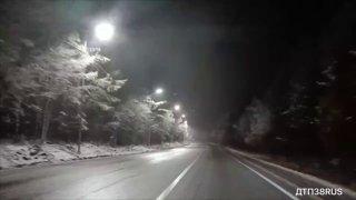 Фуры встали из-за снега и гололёда на Култукском тракте
