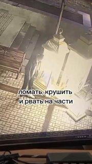 Пьяный мужчина распинал фонари у театра в Новокузнецке. Инцидент произошел...