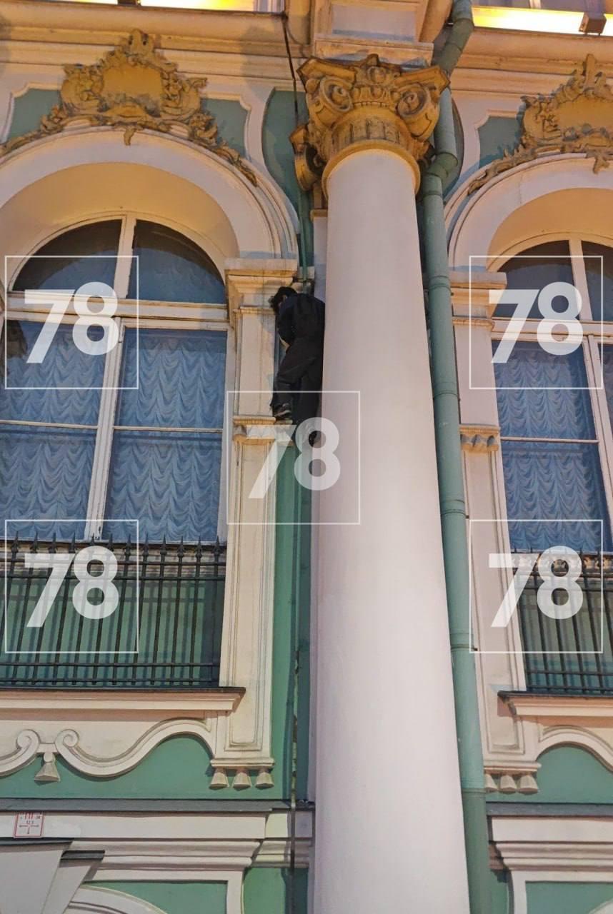 Руфер устроил опасное восхождение по стене Эрмитажа в Петербурге