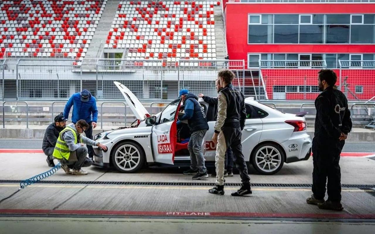 АвтоВАЗ показал гоночную Lada Iskra за 7 млн рублей. Это спортивный...