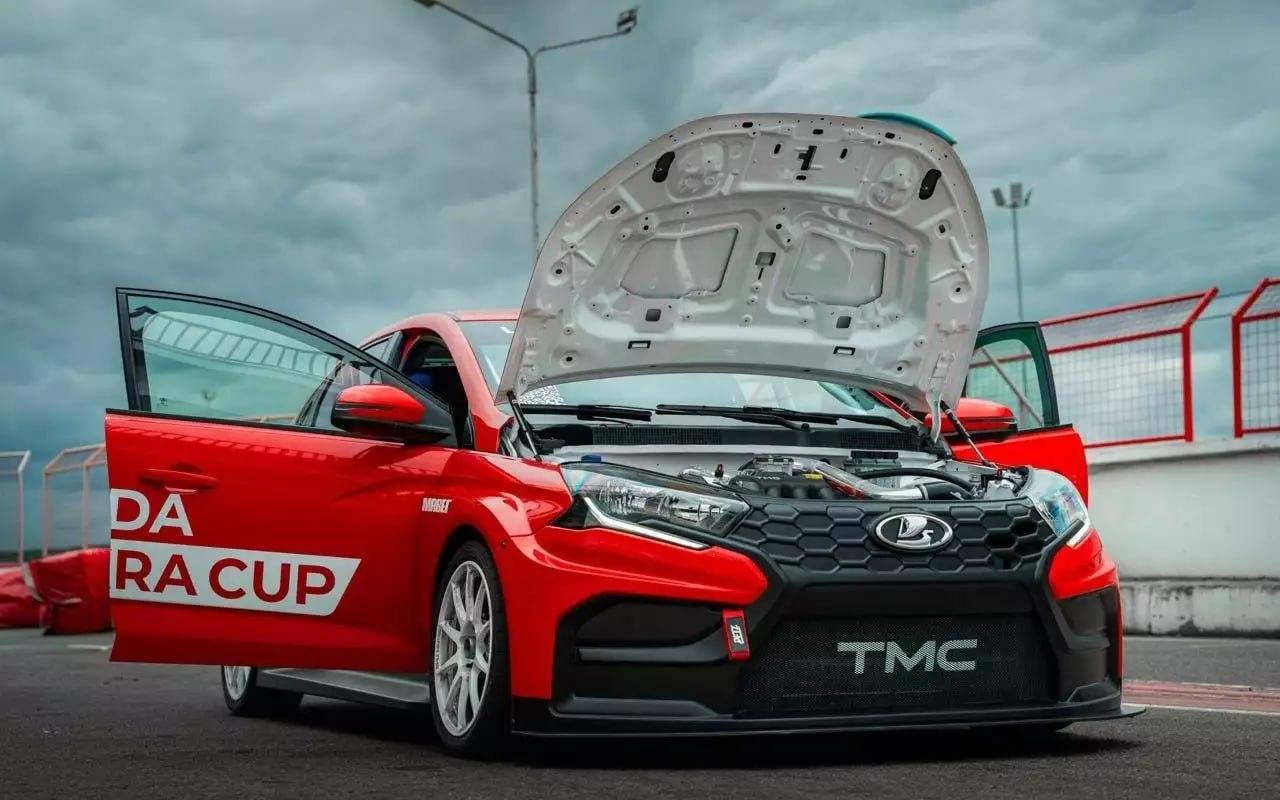 АвтоВАЗ показал гоночную Lada Iskra за 7 млн рублей. Это спортивный...