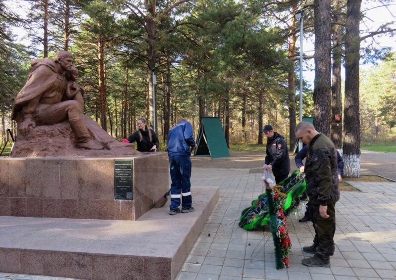 В Канске полицейские и волонтёры привели в порядок мемориал «Землянка» 9...