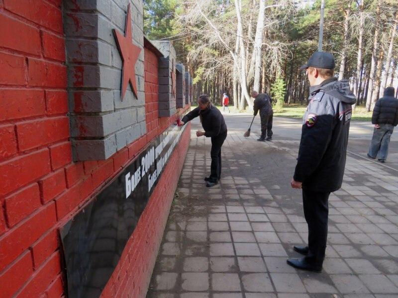 В Канске полицейские и волонтёры привели в порядок мемориал «Землянка» 9...