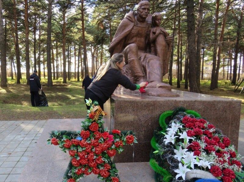 В Канске полицейские и волонтёры привели в порядок мемориал «Землянка» 9...