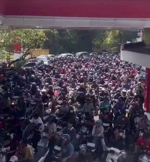 На Бали возник острый дефицит бензина — на заправках заканчивается топливо, выстраиваются длинные очереди.