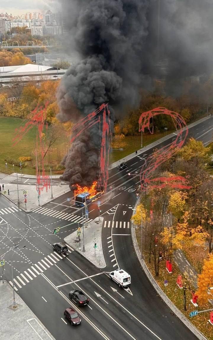 Автобус вспыхнул прямо на дороге на западе Москвы.