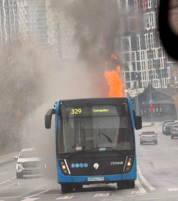 Автобус вспыхнул прямо на дороге на западе Москвы.