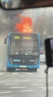 Автобус вспыхнул прямо на дороге на западе Москвы.