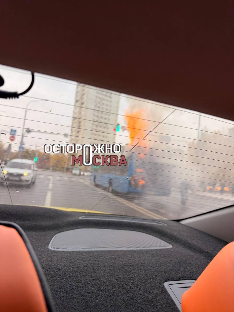 Автобус вспыхнул прямо на дороге на западе Москвы.