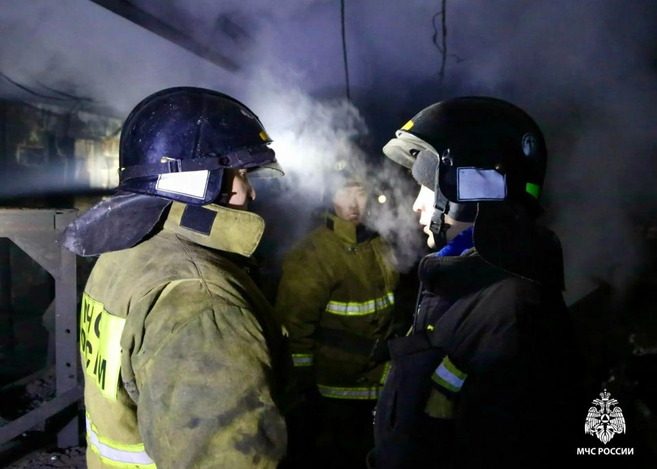 Ночной пожар на асфальтобетонном заводе Тувы: огнеборцы не допустили тяжелых последствий