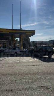 В Краснодаре мужчина попытался влезть без очереди на заправке, но попал под горячую руку возмущенных водителей