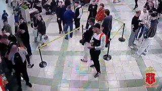 В питерском ТЦ мужчина жестоко избил выпивоху: повалил на пол и добивал ногами по лицу