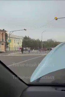 В Кызыле перед школой №7 избита молодая девушка