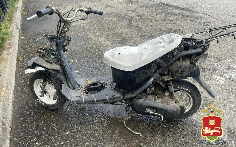 18-летний бесправник на краденом мопеде попался ГАИ в Абакане