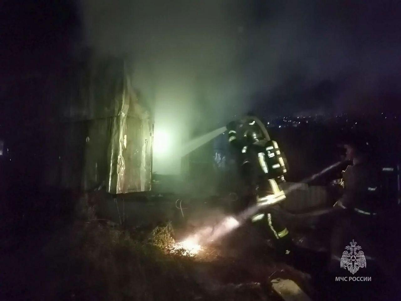 В Ачинске на месте сгоревшей хозпостройки обнаружен труп мужчины Сегодня...