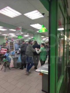В Москве бородач чуть не разгромил магазин после того, как его случайно...
