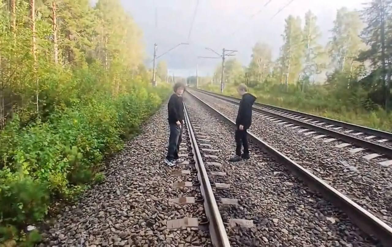Школьники подкидывали камни на рельсы ради видео в Нижнем Тагиле