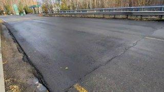 Исчезли ухабы на мосту в районе Майнского Ключа. Там появился новый асфальт.