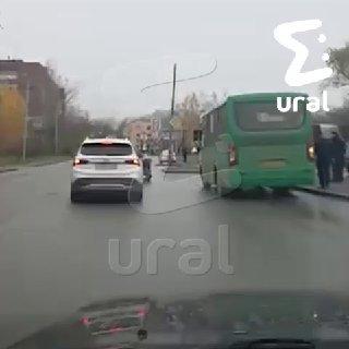 Водитель автобуса устроил махач с прохожим в Екатеринбурге. Мужики сцепились...