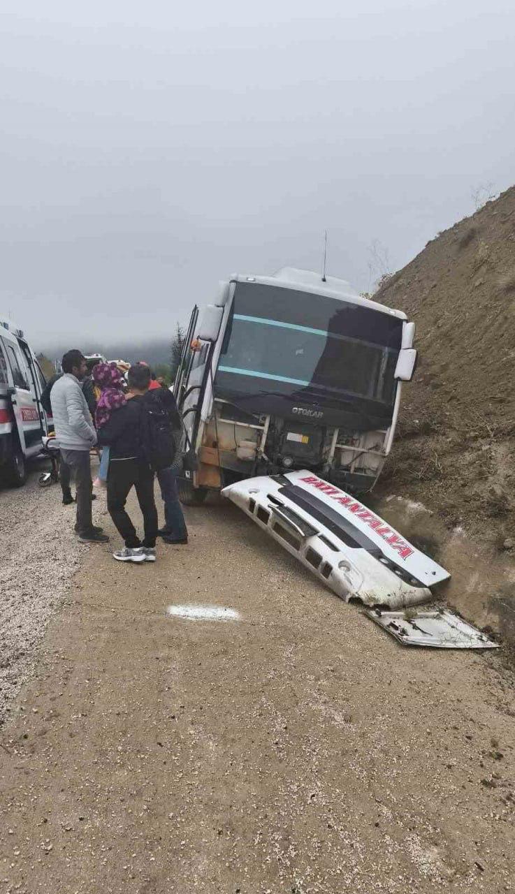 Шестеро россиян пострадали в ДТП с автобусом в Турции. ЧП произошло в...
