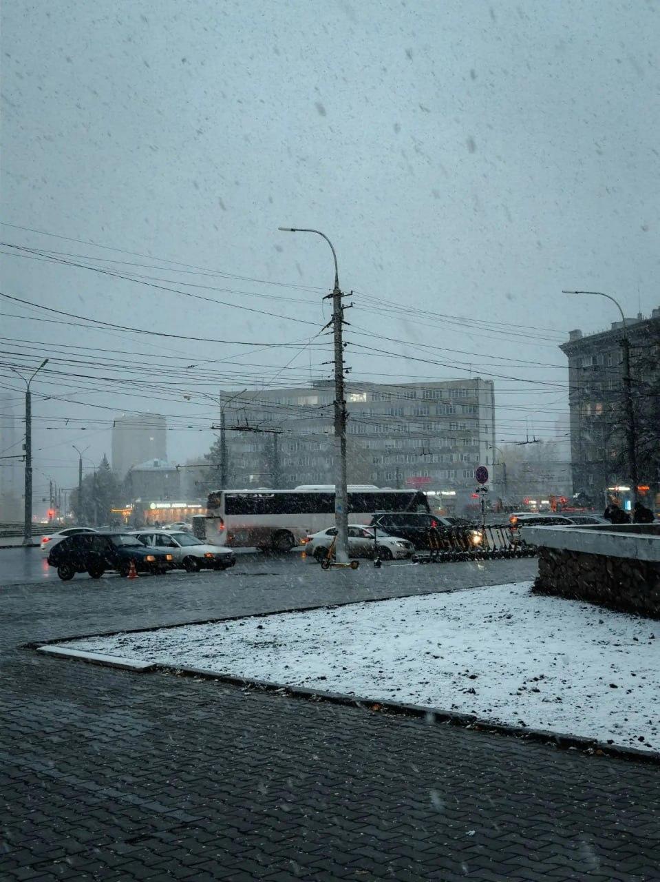 Сегодня утром в Новосибирске и области выпал первый снег 🌇 Источник: ЧП...