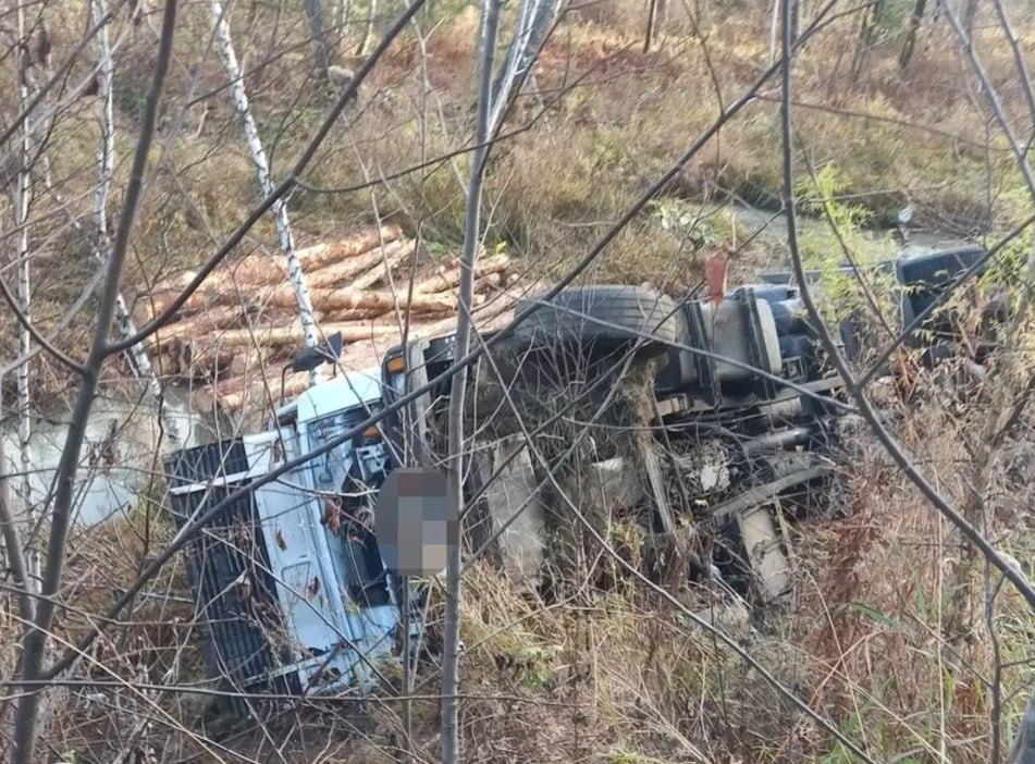 62-летний водитель грузовика погиб в Таштыпском районе.