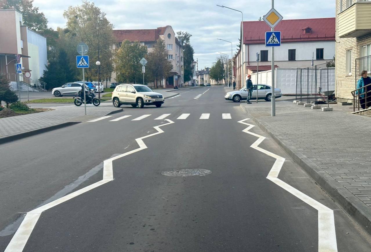 В Беларуси появилась новая разметка - вместо прямой сплошной линии теперь...