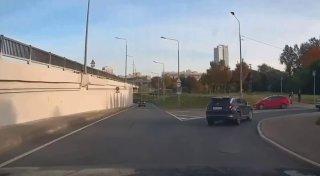 В Зеленограде велосипедист не спешился на пешеходном переходе и тут же...